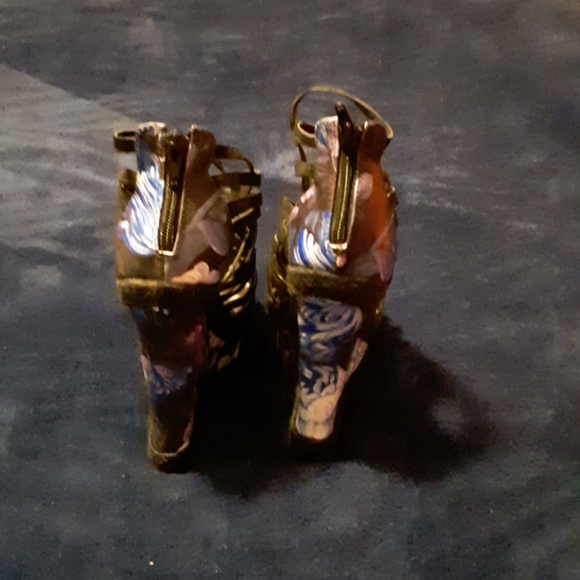 Platforms - Picture 2 of 3